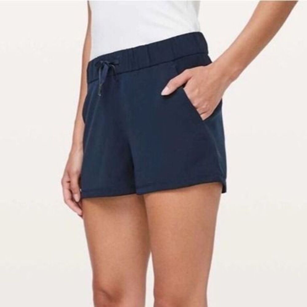 Lululemon On The Fly Short True Navy 2.5” Inseam size 8 Athleisure Loungewear